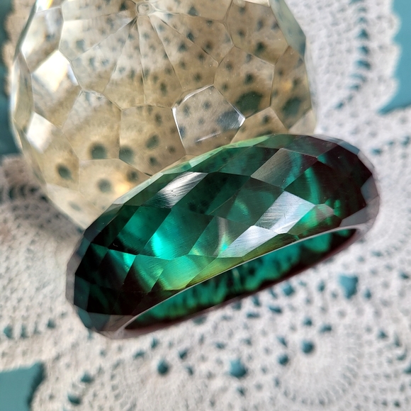 Large Bold Green Celluloid Bangle Bracelet - Picture 4 of 4